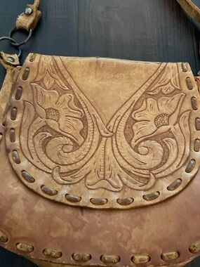Vintage 1970’s tooled genuine leather saddle bag. Clean inside.